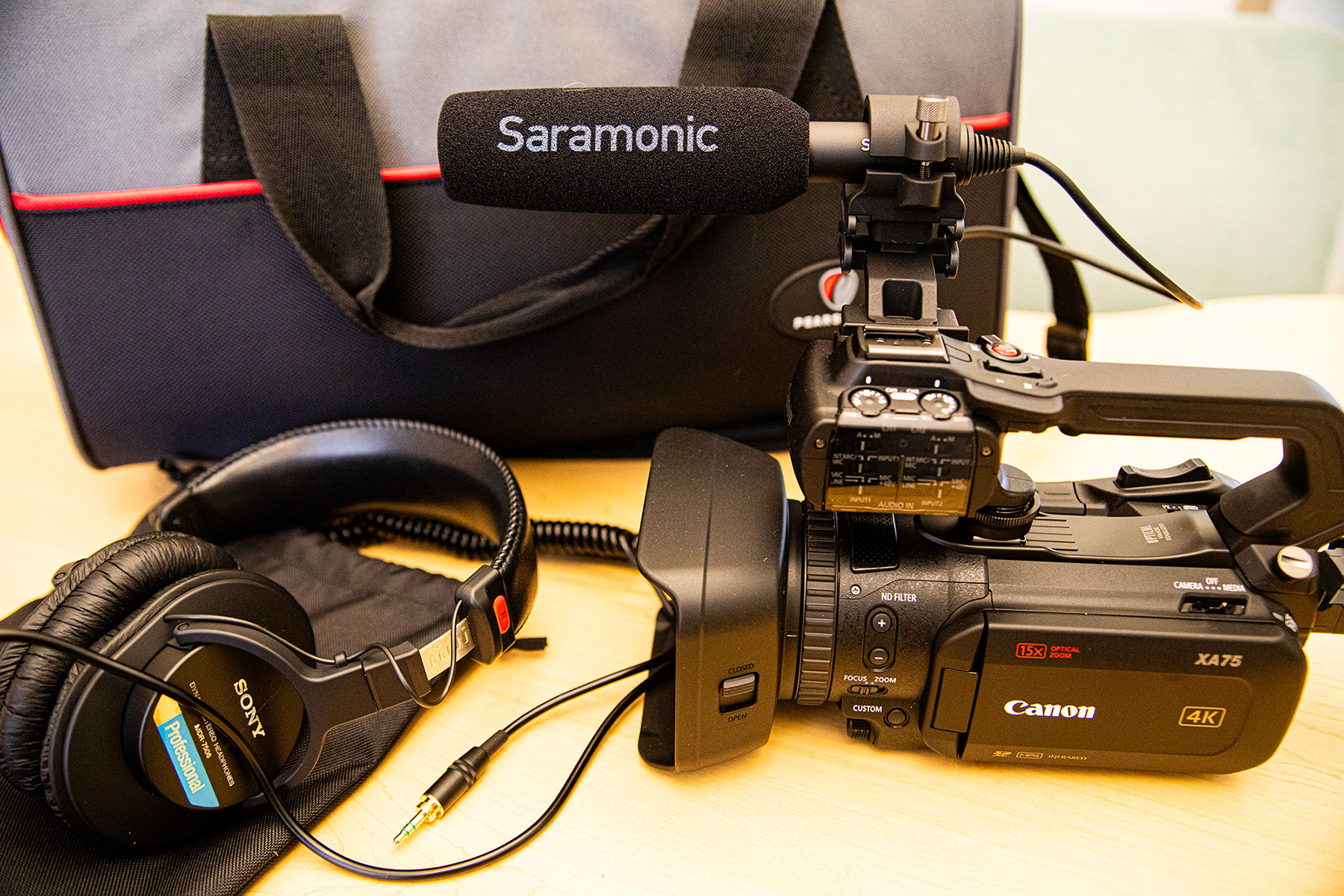 Canon XA75 Camcorder Kit