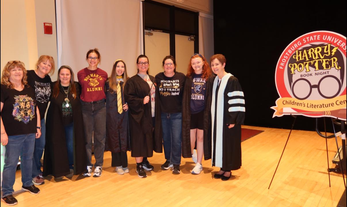 Group picture in front off Harry Potter Seal