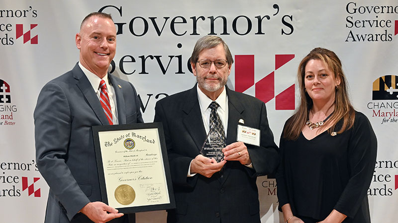 Bill Mandicott accepts award